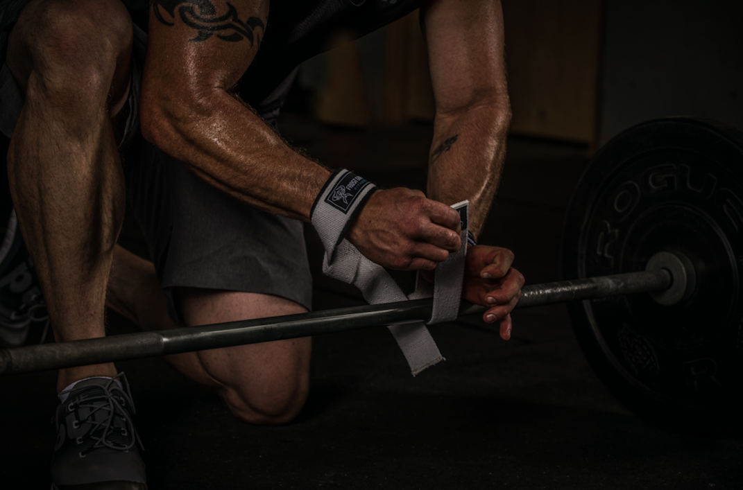 HOW TO USE LIFTING STRAPS AND GET STRONGER FASTER